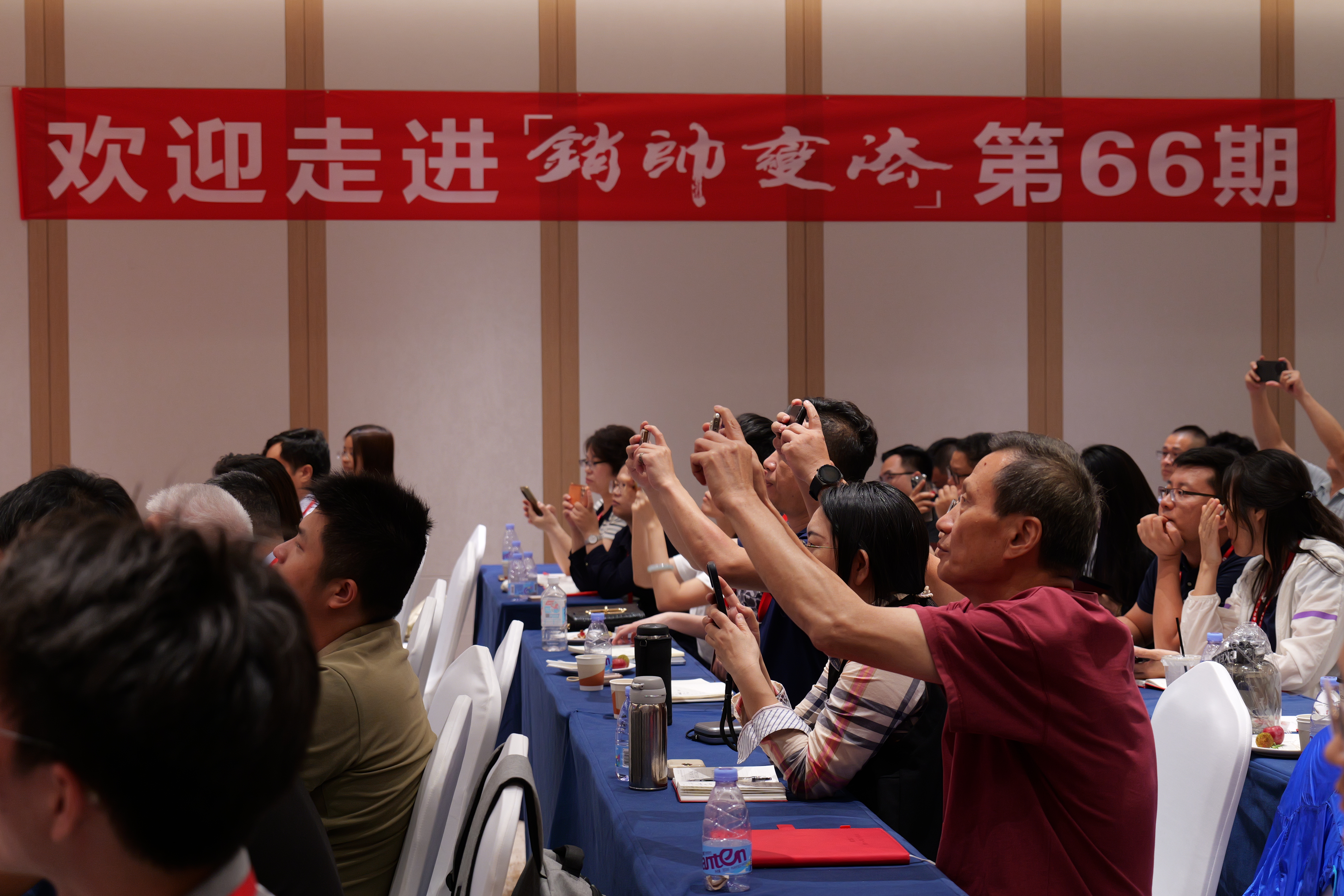 9同学拍照.JPG